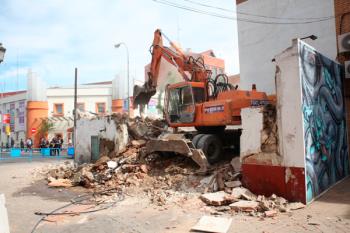 Lee toda la noticia 'El proyecto Distrito Centro comienza con la demolición de las dos casas de la calle Luis Saquillo'