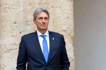 La condecoración reconoce su labor en el impulso y desarrollo del Centro Universitario de la Defensa