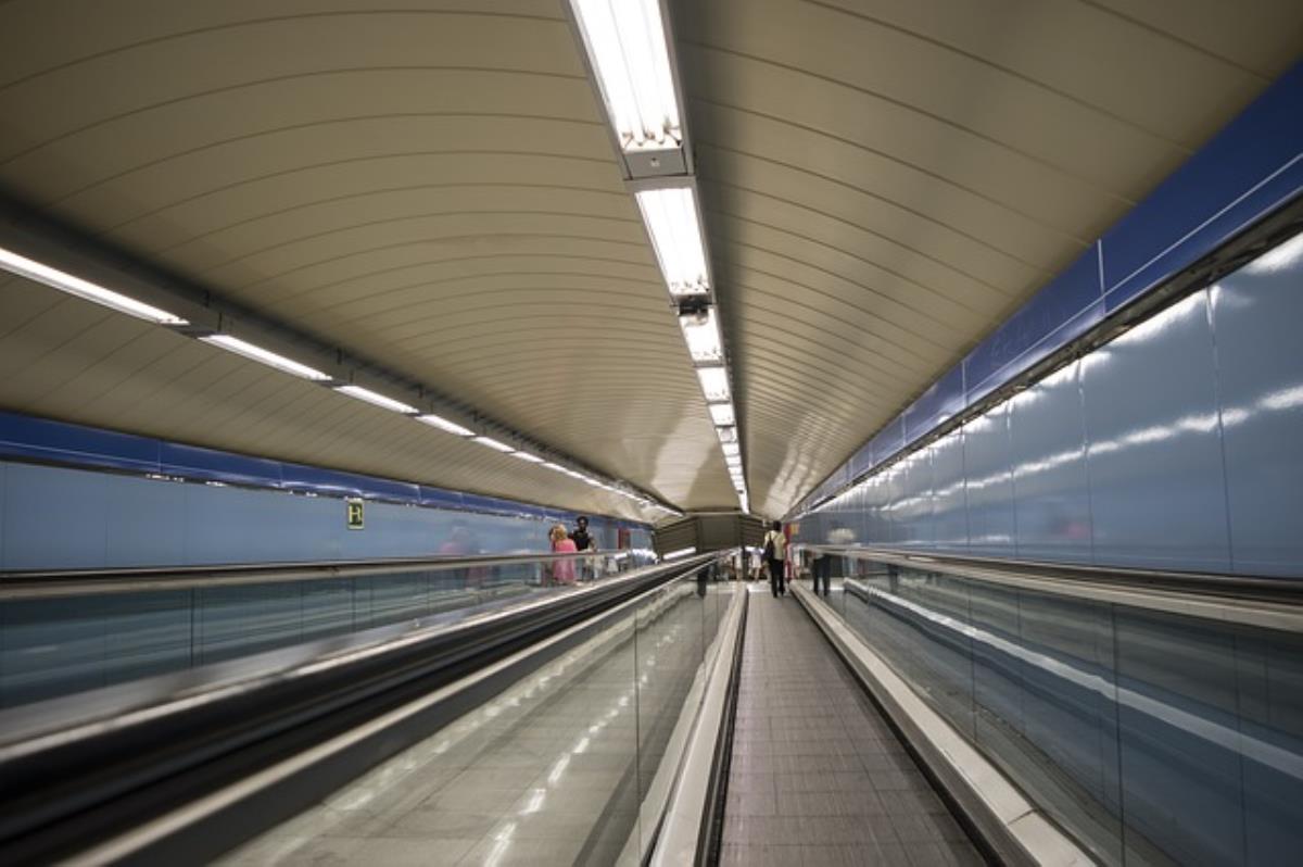 Los manteros prefieren estaciones con largos pasillos y gran afluencia de pasajeros