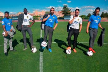 El azul royal se mantiene para la primera equipación y recupera el blanco para la segunda