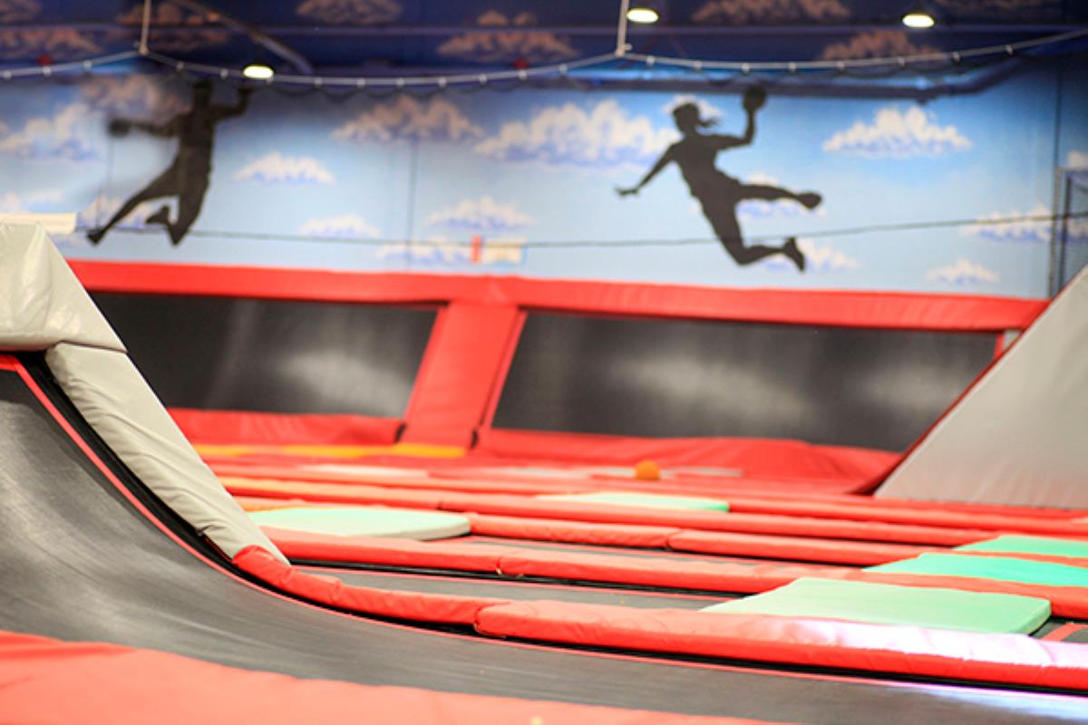 Ofrecen un contrato indefinido para trabajar en un 'trampoline park' de un centro comercial de Móstoles