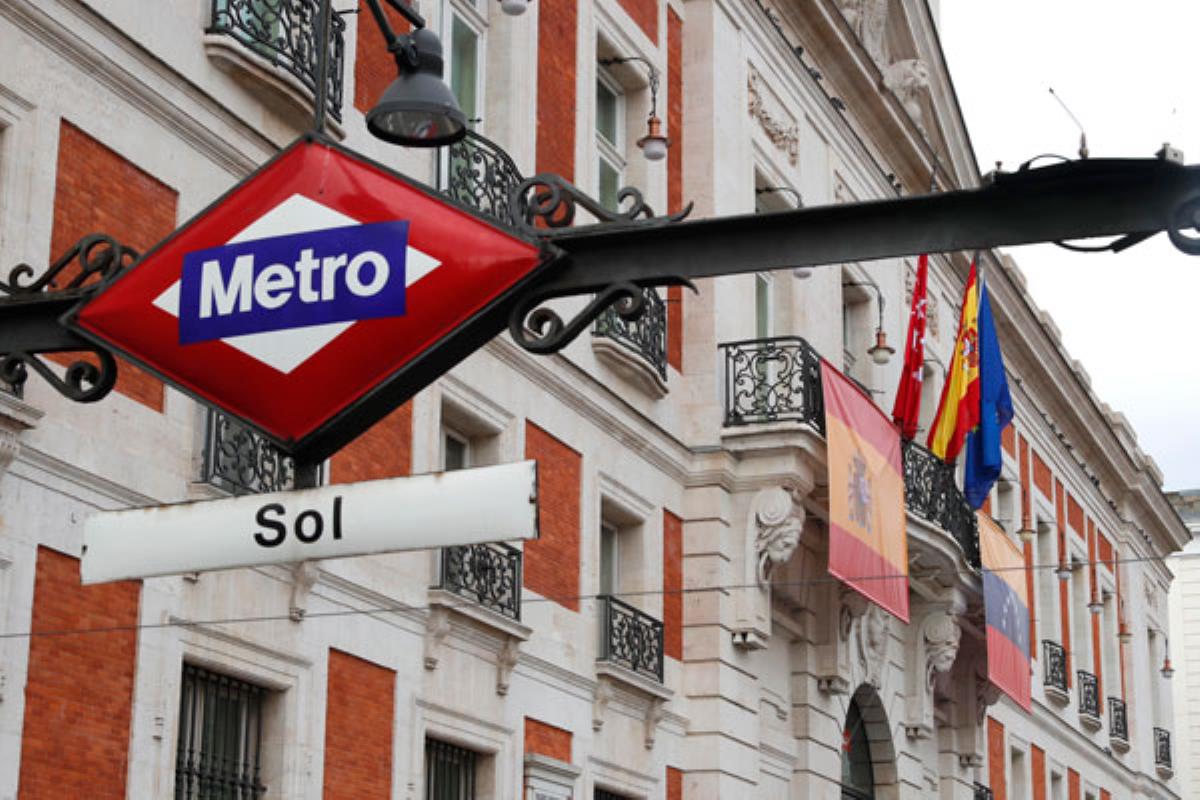 La Comunidad de Madrid ha instalado hoy la bandera de Venezuela en la Real Casa de Correos