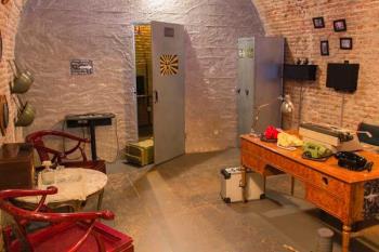 Juega contra el tiempo y une fuerzas con tus compañeros para resolver enigmas y salir de la habitación
