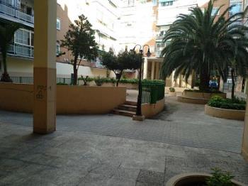 Los vecinos exigen que el Ayuntamiento se haga cargo del mantenimiento del patio y más presencia policial.