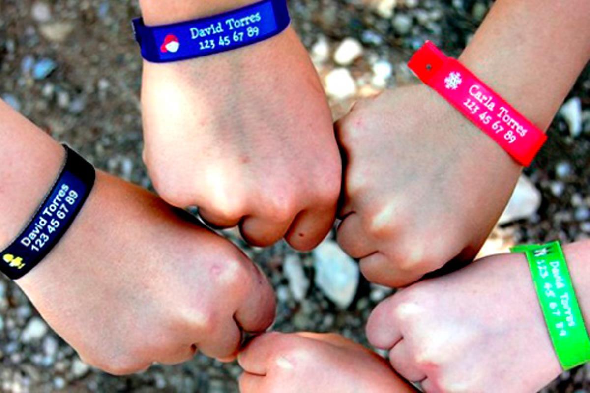 El consistorio pone a disposición de los vecinos pulseras identificativas en las dependencias policiales 