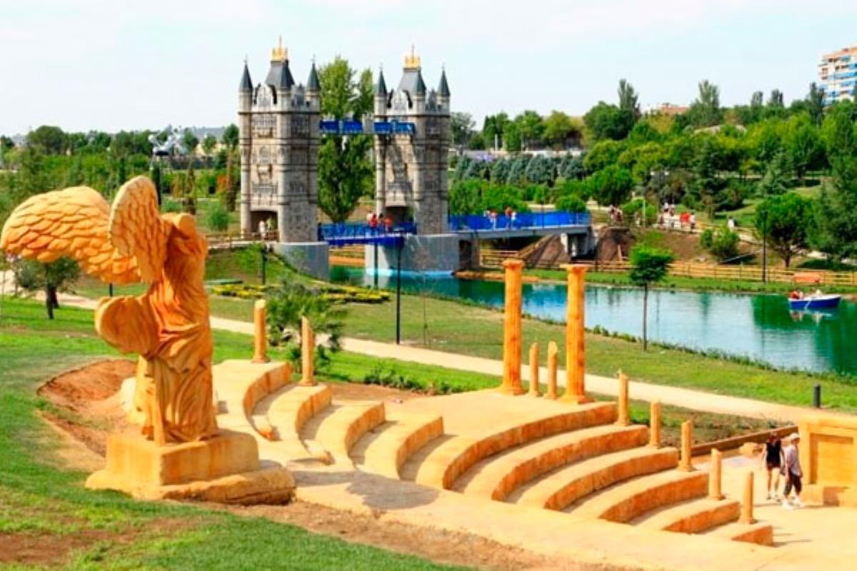 La programación 'Veranos del Parque Europa' ofrece desde actuaciones musicales a los espectáculos de las fuentes cibernéticas