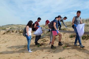 Lee toda la noticia 'Estudiantes de la UAH descubren cuánta basura hay en la playa de Pontevedra'