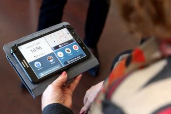 Con la que podrán enviar mensajes y fotografías, ponerse en contacto con el Ayuntamiento o familiares e informarse de eventos próximos