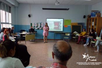 La charla se ha centrado en los recursos y servicios que esta federación pone a disposición de las familias