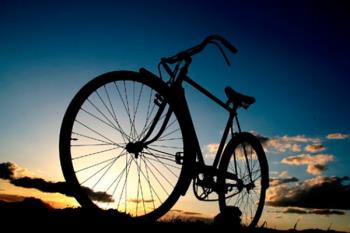 Deja aparcado el coche y disfruta de la bicicleta, mejorando tu salud y el medioambiente