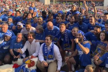 Un autobús descapotado paseo por las calles con toda la plantilla festejando el ascenso en su interior