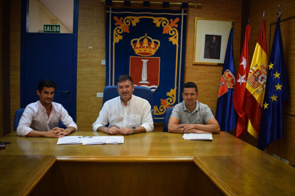 "A través de este convenio, Galán seguirá impartiendo clases, formando y fomentando el pádel en la localidad"