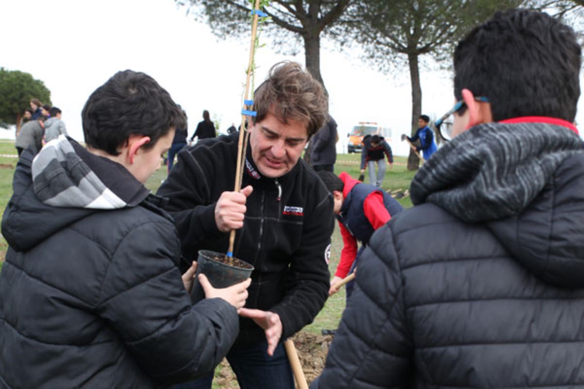500 escolares de la ciudad participarán durante estos días junto con Manuel Robles y Javier Ayala en las tareas de reforestación en unas jornadas lúdicas y formativas 