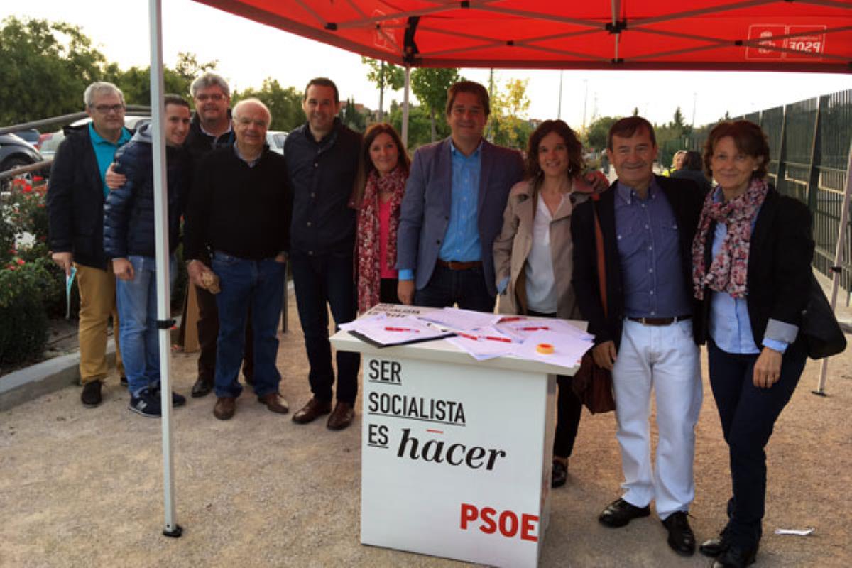 El grupo municipal PSOE, liderado por Javier Ayala, ha iniciado una campaña de recogida de firmas