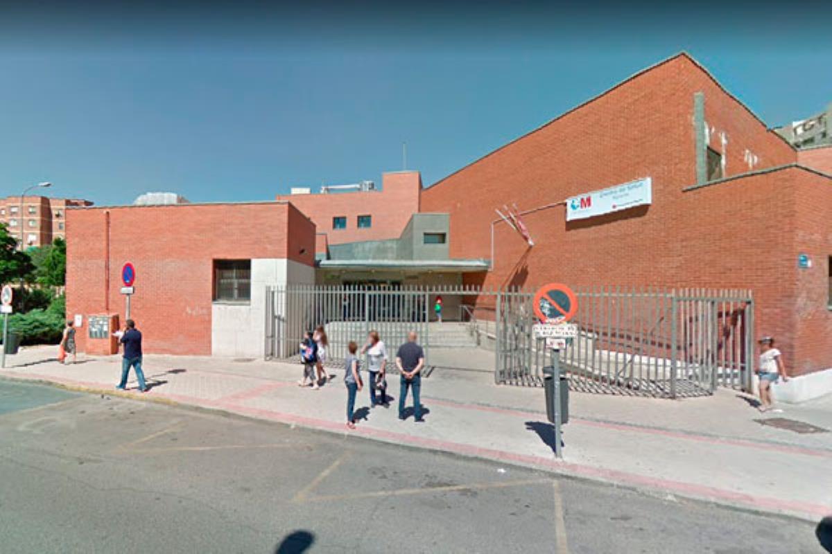 El Ayuntamiento exige a la Comunidad de Madrid la reparación de la puerta 