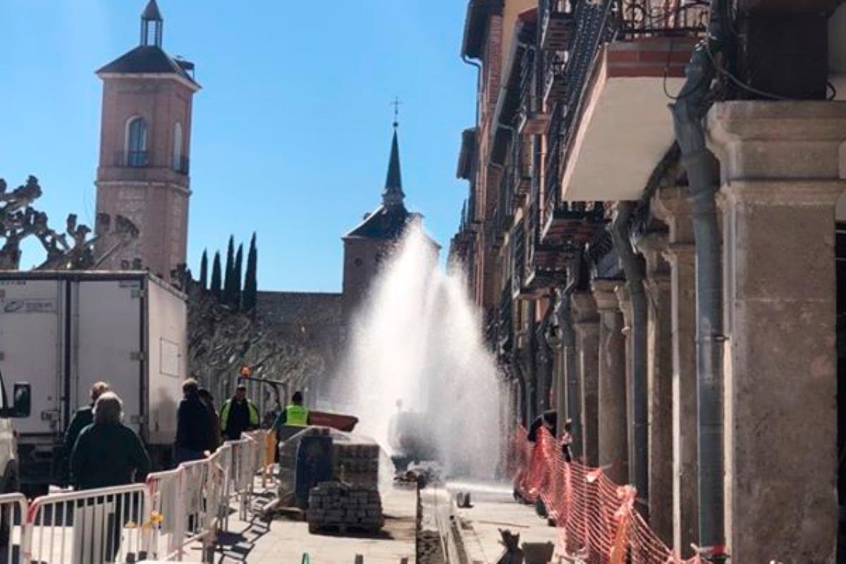 La rotura de una tubería provoca desalojos en los comercios