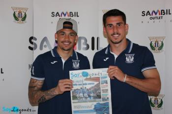 El centrocampista y el delantero brasileño, Luciano Neves, firmaron autógrafos a más de 200 seguidores blanquiazules