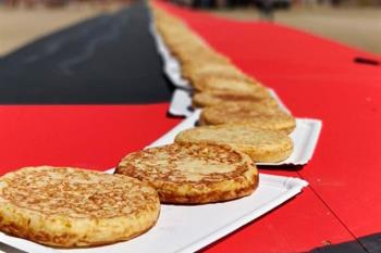 1.176 tortillas han conformado una línea de más de 223 metros