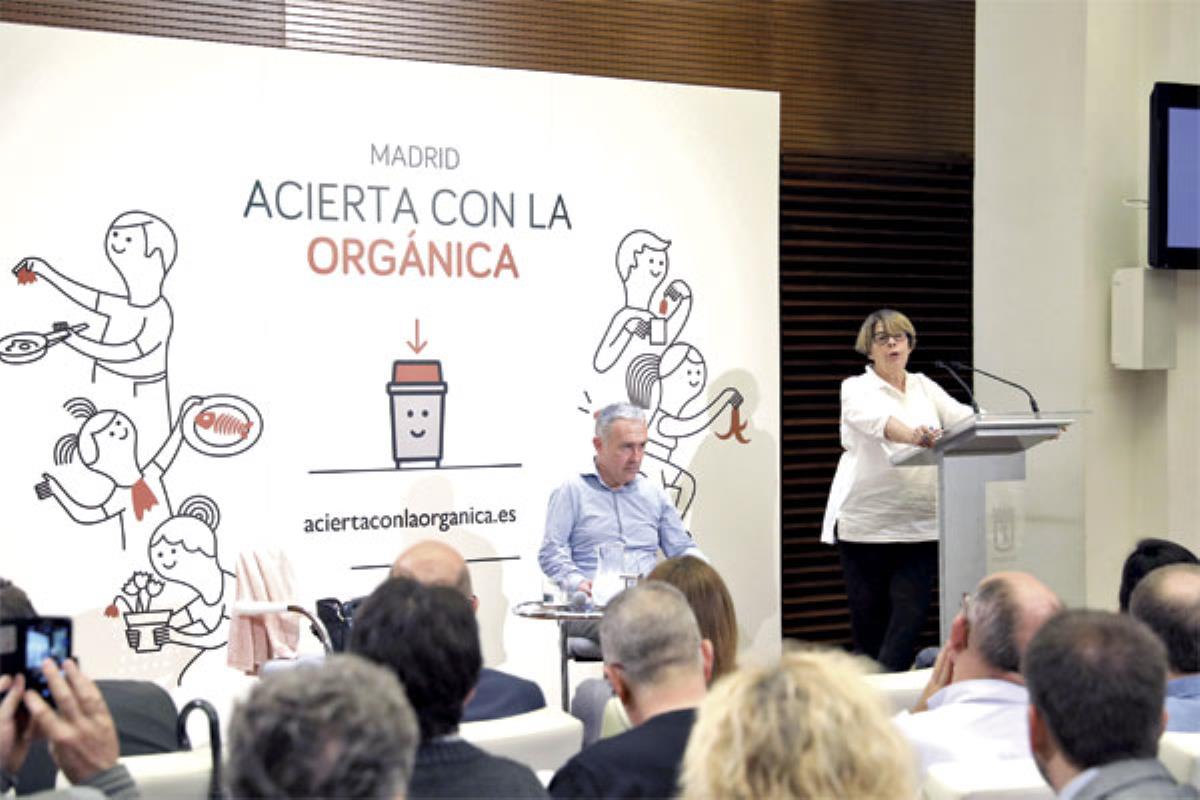 Consulta qué tipo de restos tienes que incluir en el cubo de tapa marrón y en el de tapa naranja 