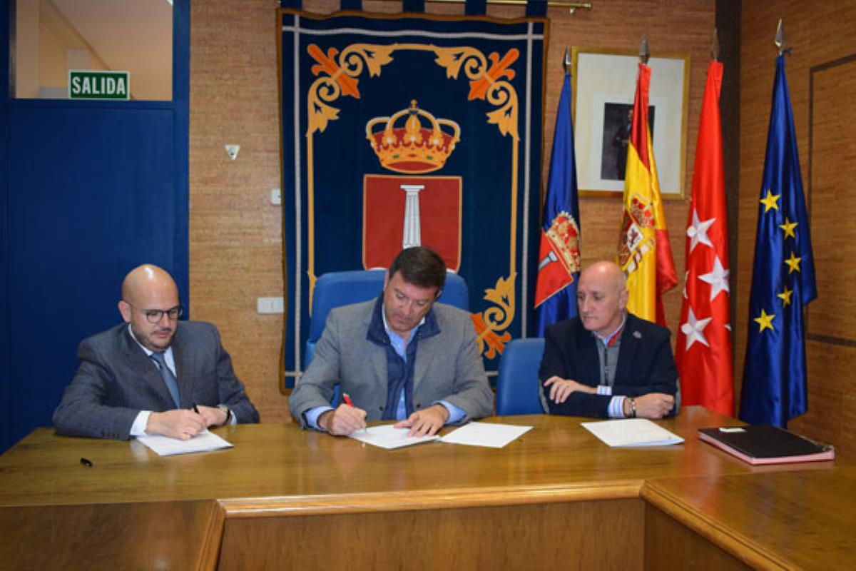 El alcalde ha firmado un convenio con la Confederación Española de Personas con Discapacidad