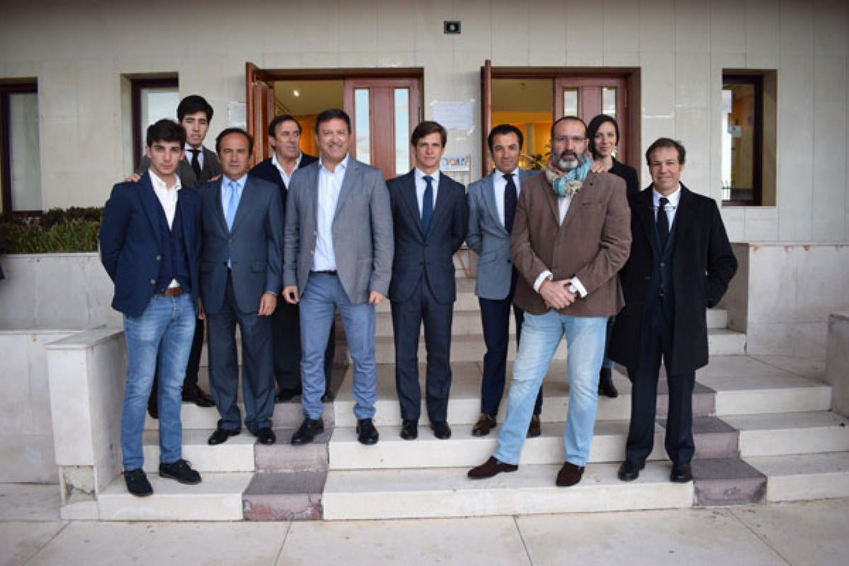 Familiares y figuras del toreo y de la ganadería acudieron al acto el pasado 13 de abril