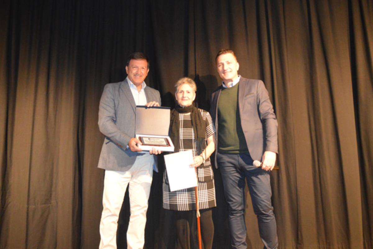 El alumnado de los talleres ha recibido placas por su labor