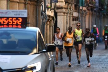 El keniata Elicky Kipchoge se hace con la carrera alcalaína