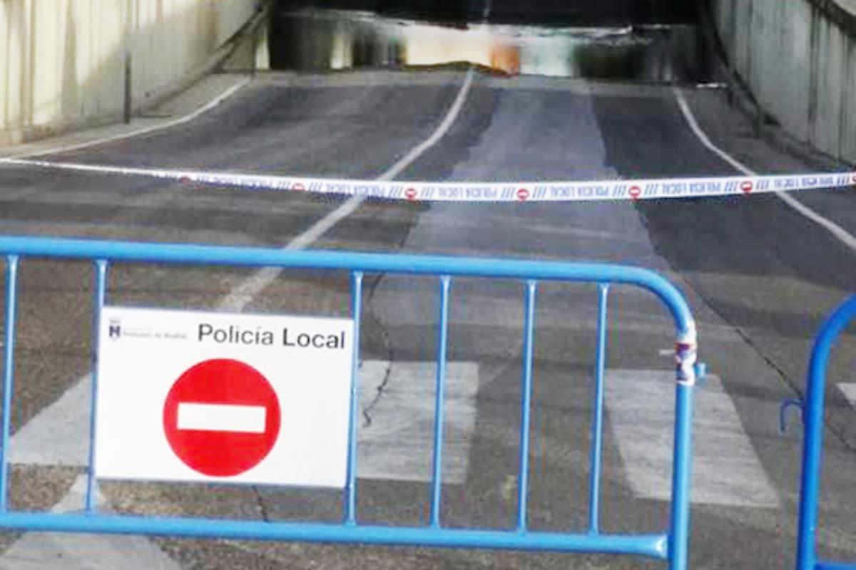 El portavoz de IU en Humanes, Victor Manuel Pozo, ha criticado que en cuatro años, el gobierno municipal no haya hecho nada en esta calle. 