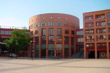 El grupo afirma que el espacio no tiene calefacción y se ha producido un desprendimiento en el techo 