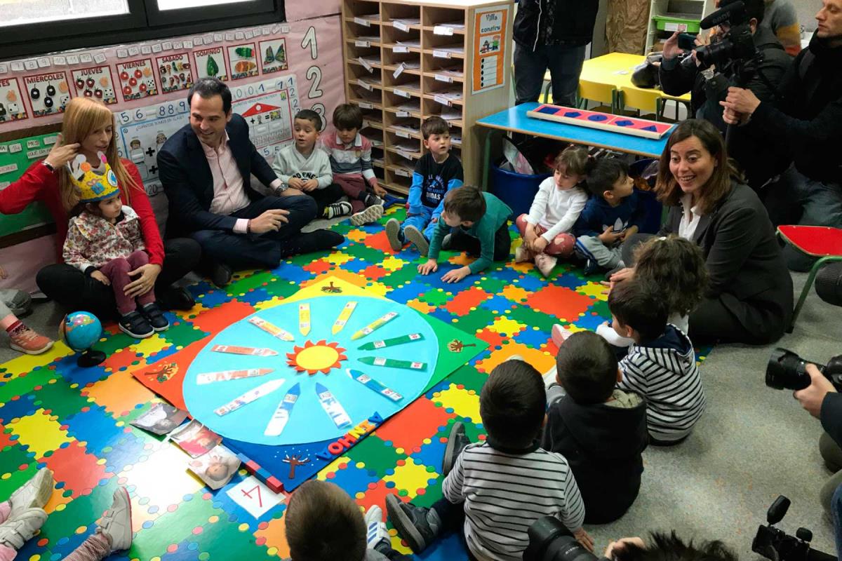 El vicepresidente de la Comunidad de Madrid ha acudido al CEIP Legazpi, donde ejerce la galardonada docente