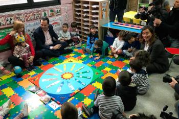 El vicepresidente de la Comunidad de Madrid ha acudido al CEIP Legazpi, donde ejerce la galardonada docente