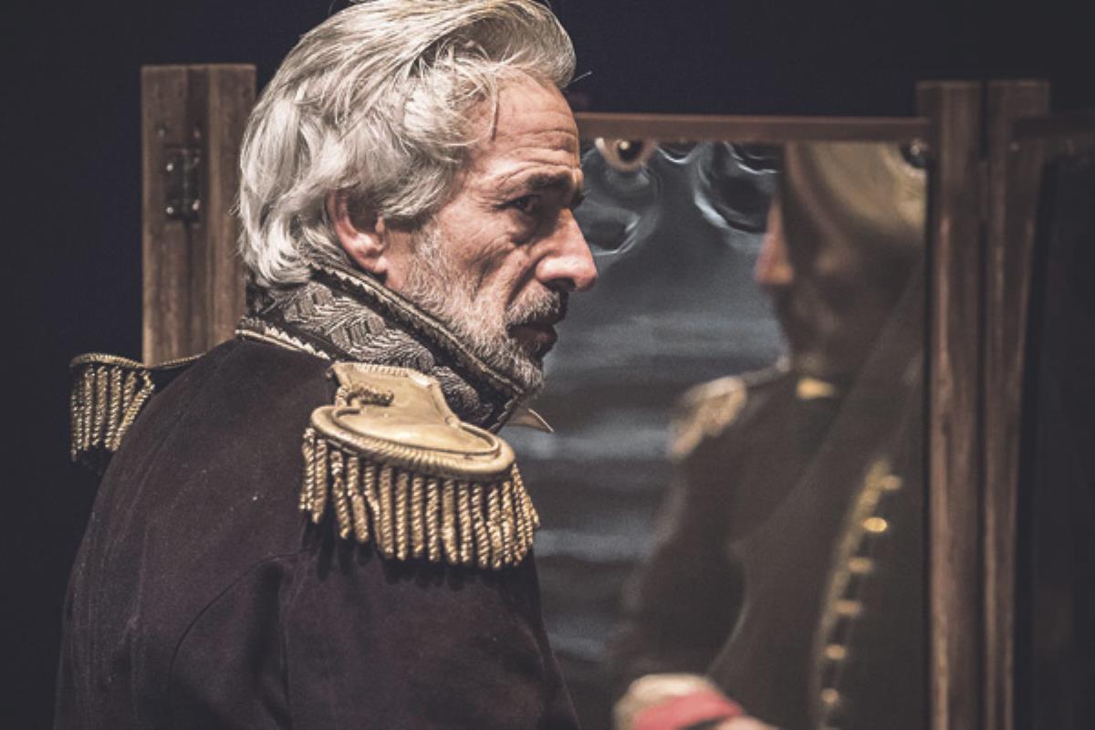 El actor vuelve al teatro con una puesta en escena basada en la obra homónima de Gabriel García Márquez, cargada de emoción y valentía 