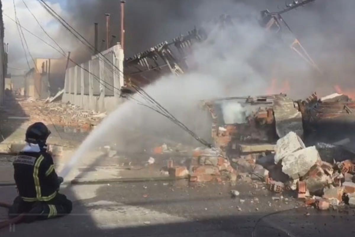 El fuego se ha declarado a las 4:15h de la madrugada en un almacén