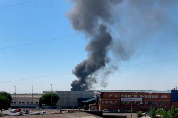 Un incendio en una empresa de disolventes, obliga a desalojar la zona del polígono de Fuenlabrada