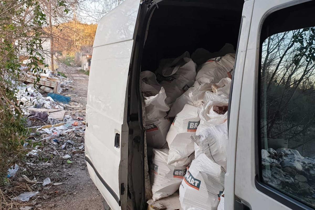 Efectivos de Móstoles consiguen interceptar a un individuo que pretendía arrojar 25 sacos de residuos sólidos de obra