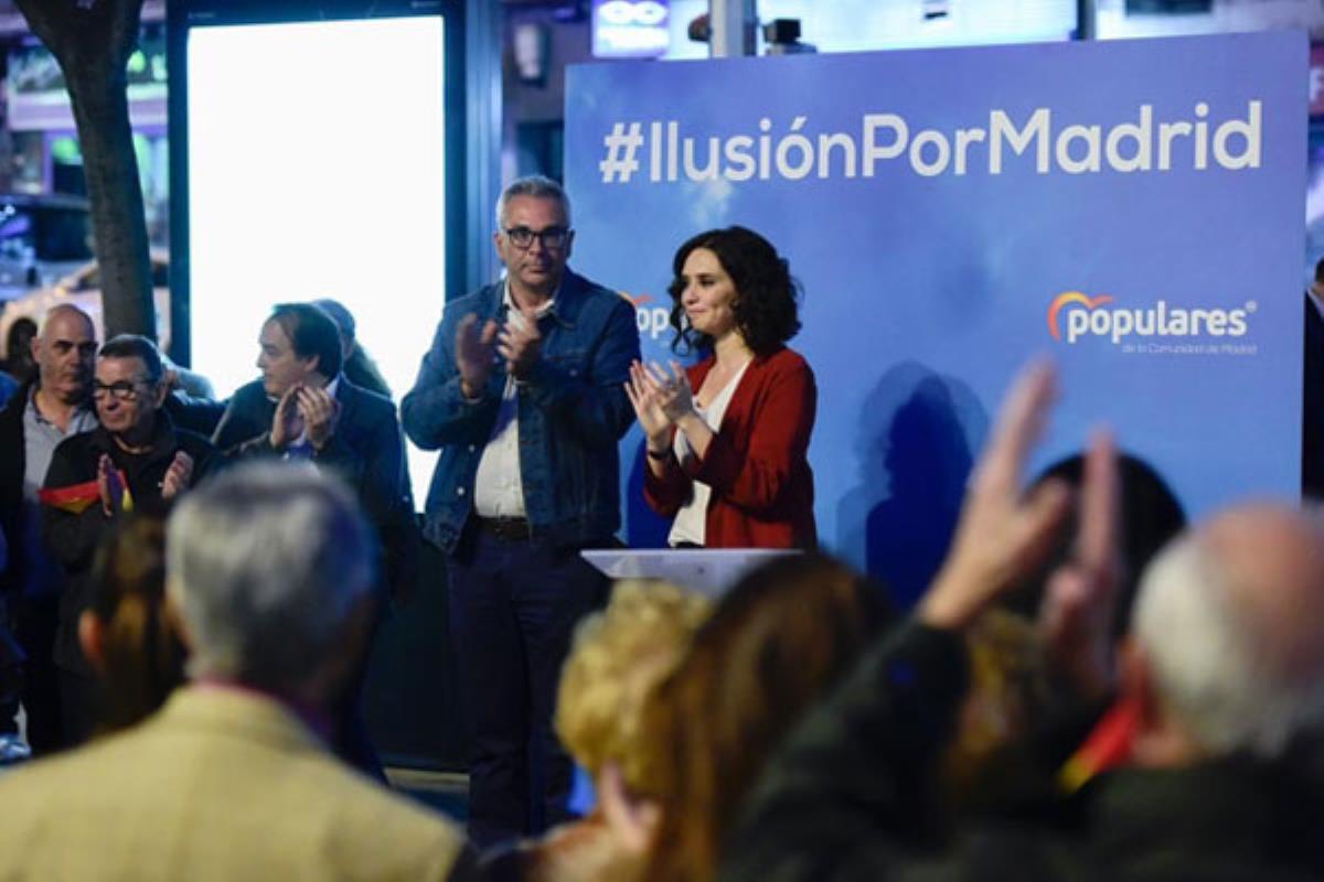 La candidata del PP en la Comunidad de Madrid ha realizado un paseo por el distrito madrileño