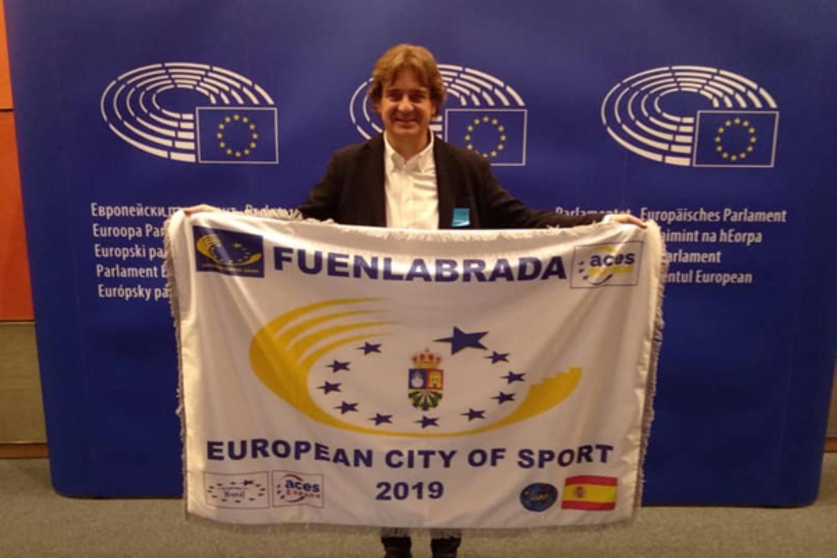 El alcalde, Javier Ayala, fue el encargado de recoger este distintivo en Bruselas