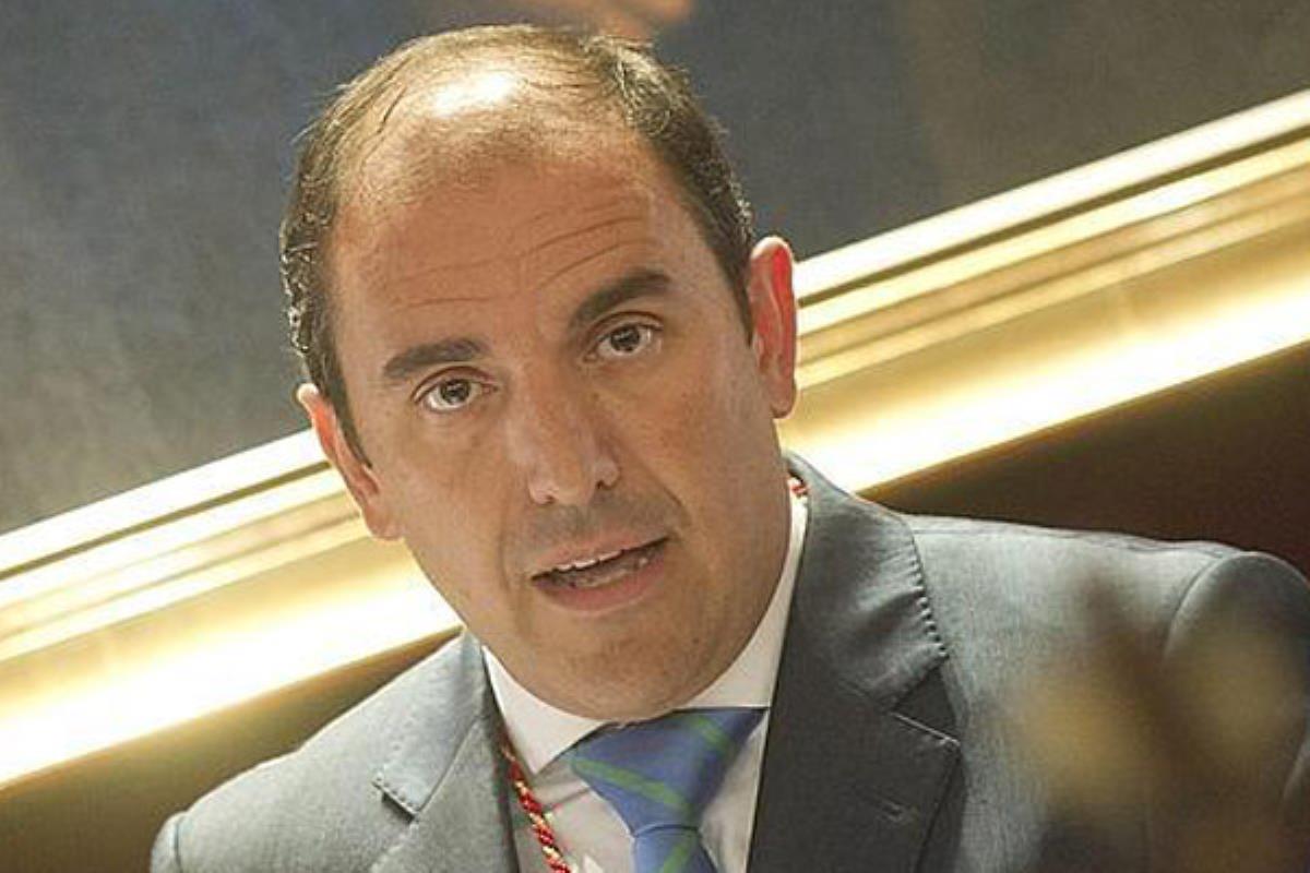 Bello, no ha realizado en el comunicado ninguna referencia en su relevo en la presidencia del grupo popular en Alcalá