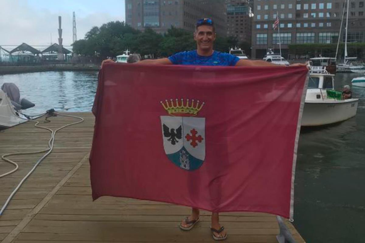 El nadador alcobendense rodeó Manhattan a nado para concienciar sobre el problema de plásticos en océanos