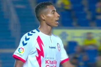 Viene a sustituir a Cedric en la parte de arriba 