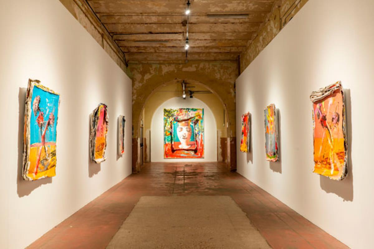 La exposición es el resultado del diálogo entre ambos creadores a partir de la película ‘Dolor y Gloria’