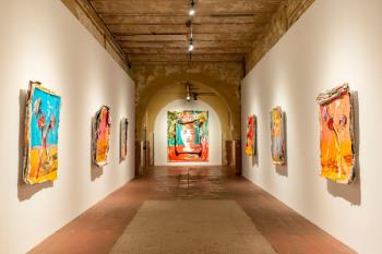 La exposición es el resultado del diálogo entre ambos creadores a partir de la película ‘Dolor y Gloria’