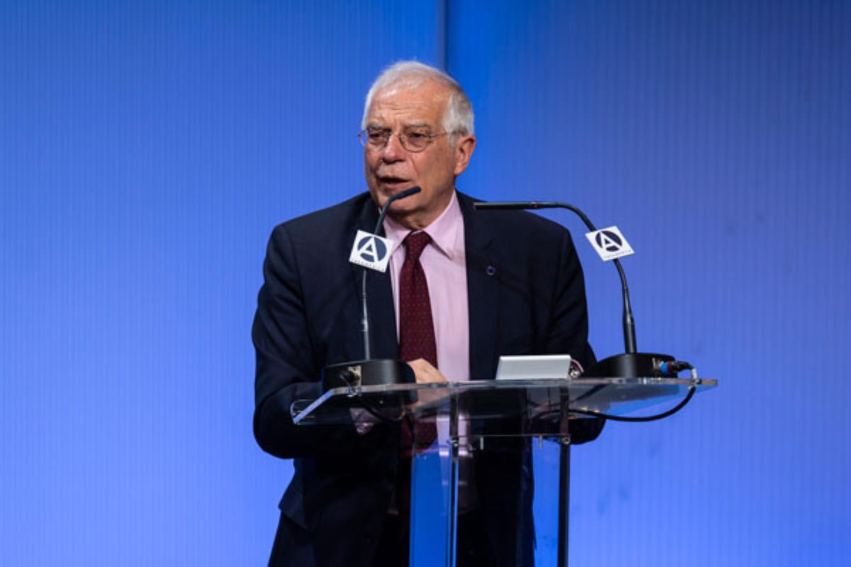 El eurodiputado ha acudido a las instalaciones del centro de inteligencia aeroespacial