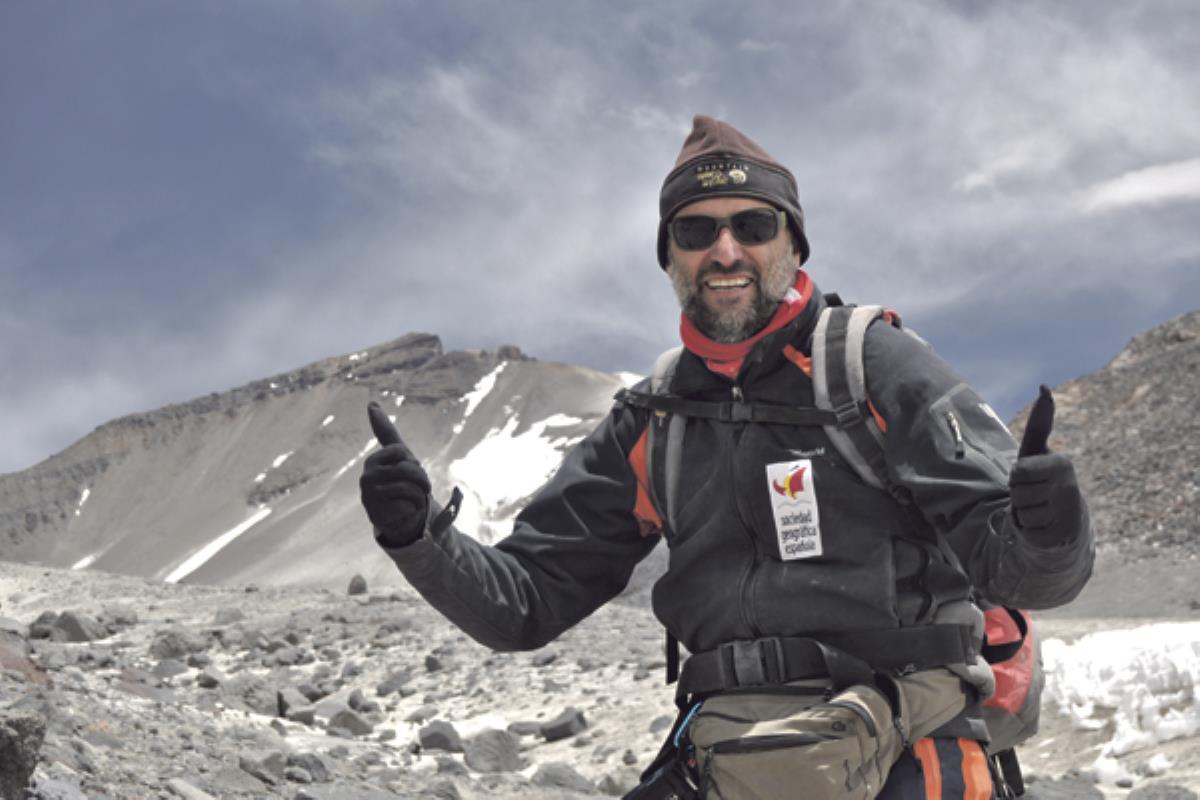 Con sus 6.893 metros de altura, es el volcán más alto del mundo, situado en la cordillera de los Andes