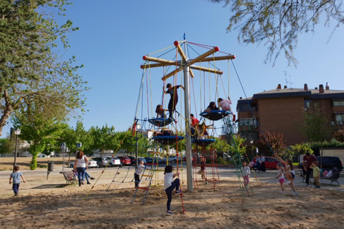 El parque cuenta con un nuevo elemento infantil: una pirámide pirata de escalada y aventura
