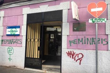 En la fachada podía leerse la palabra ‘feminazis’, acompañada de esvásticas
