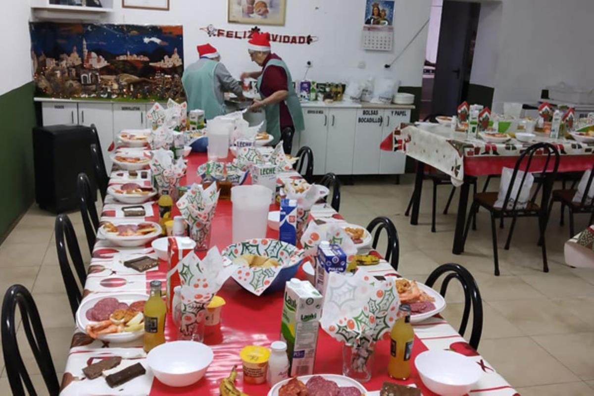 Javier Ayala visitó el comedor para felicitar las Fiestas a las voluntarias