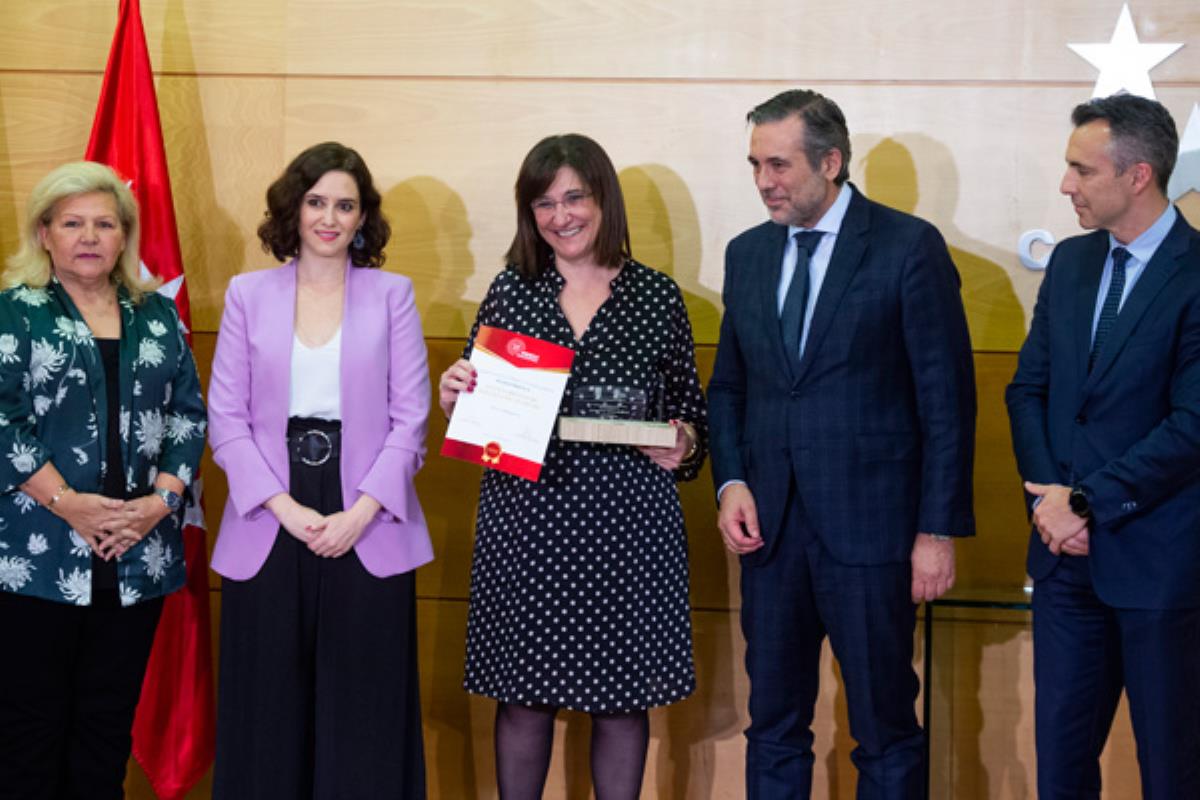 La presidenta, Isabel Díaz Ayuso, entregó una distinción a la alcaldesa, Susana Pérez Quislant