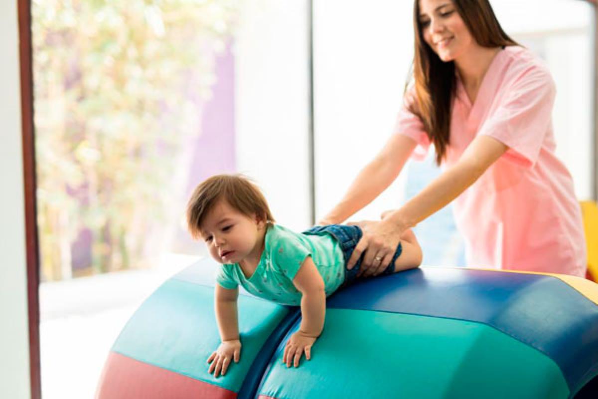La consejera de Políticas Sociales y Familia, Lola Moreno, visita el nuevo centro de Atención Temprana de Vallecas