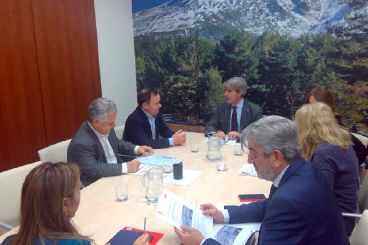 Así se lo ha trasladado el consejero, Ángel Garrido, al regidor cosladeño tras una reunión mantenida